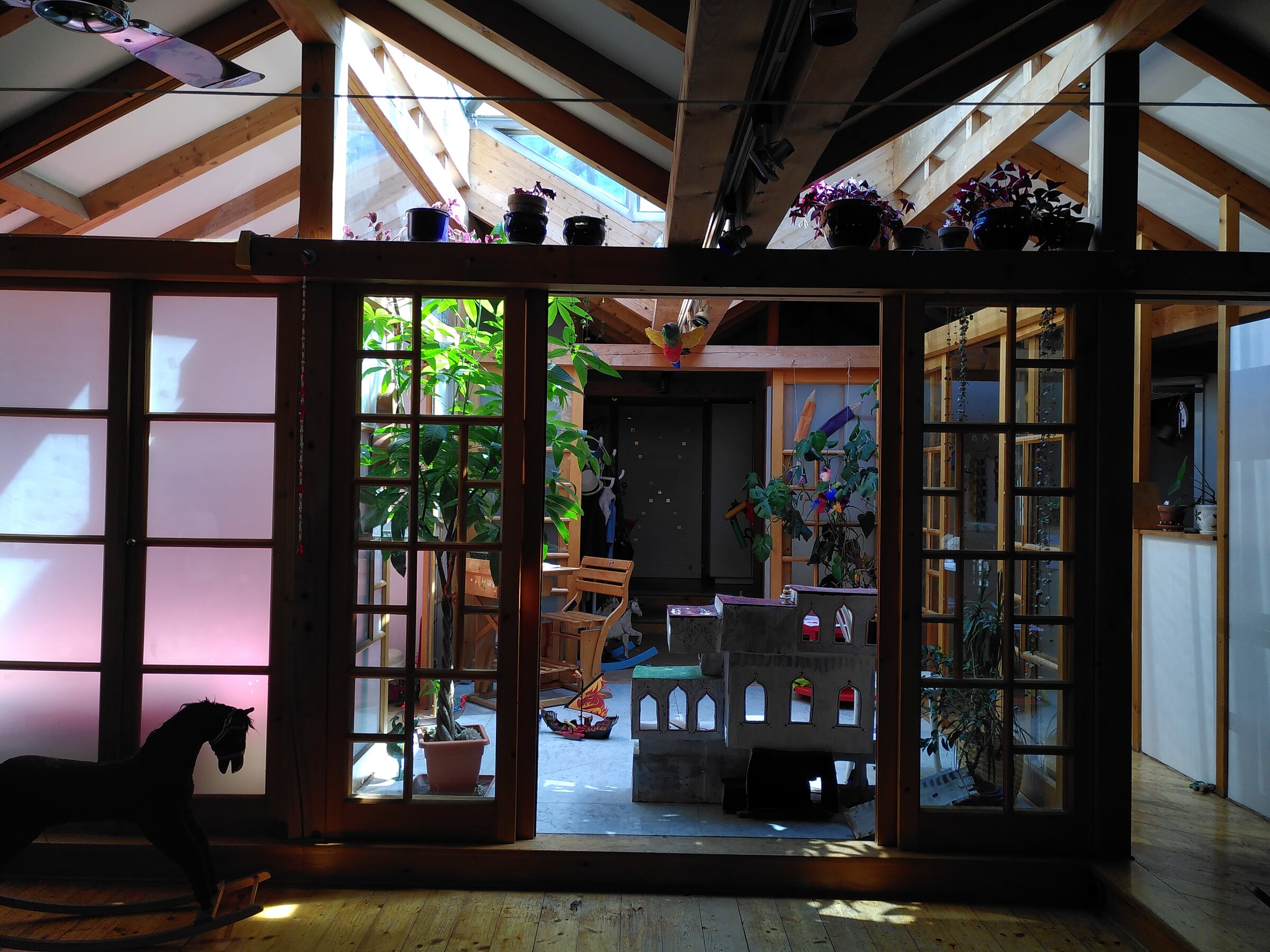 Das Atrium ist von verschiebbaren Japanischen Glaswänden umgeben | © Maria Melnitzky-Ekhator