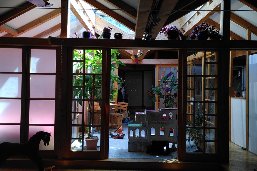 Das Atrium ist von verschiebbaren Japanischen Glaswänden umgeben | © Maria Melnitzky-Ekhator