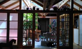 Das Atrium ist von verschiebbaren Japanischen Glaswänden umgeben | © Maria Melnitzky-Ekhator