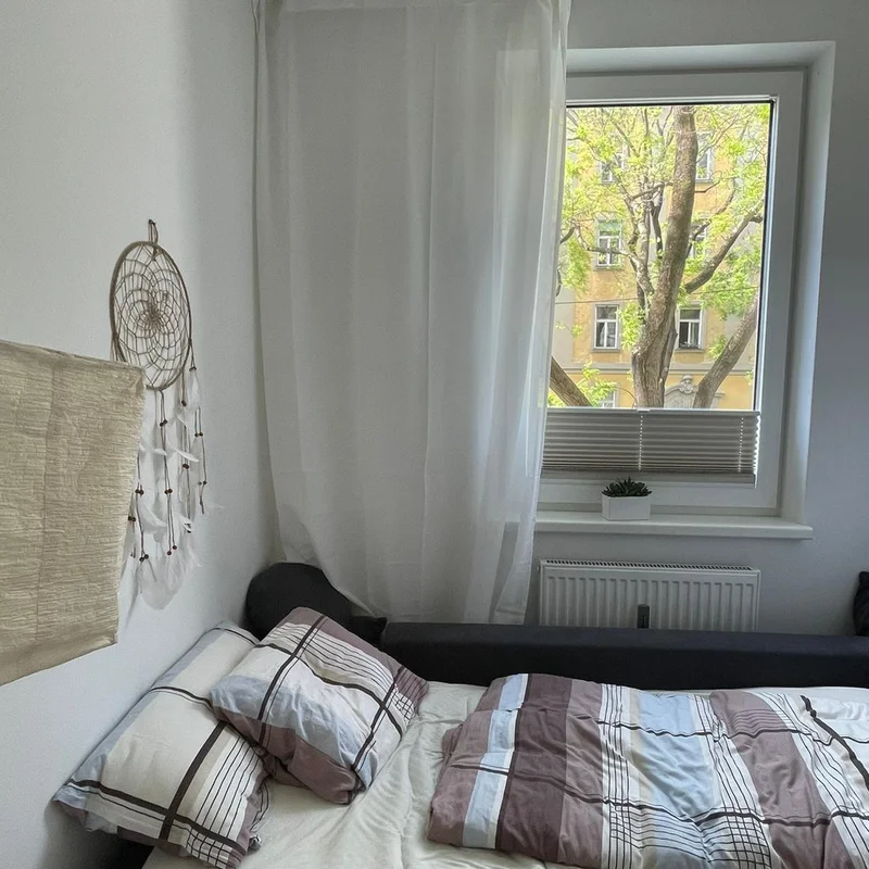 (Achtung: Statt der Schlafcouch steht seit Oktober 2024 ein Bett mit ausziehbaren Schubladen darin.)