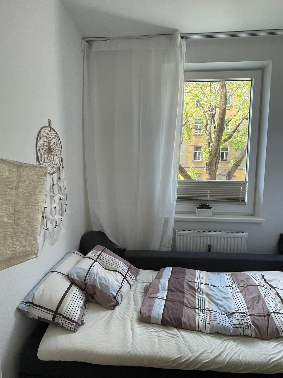 (Achtung: Statt der Schlafcouch steht seit Oktober 2024 ein Bett mit ausziehbaren Schubladen darin.)