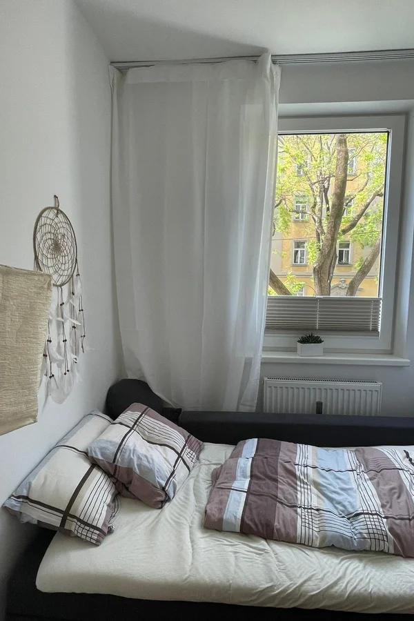 (Achtung: Statt der Schlafcouch steht seit Oktober 2024 ein Bett mit ausziehbaren Schubladen darin.)