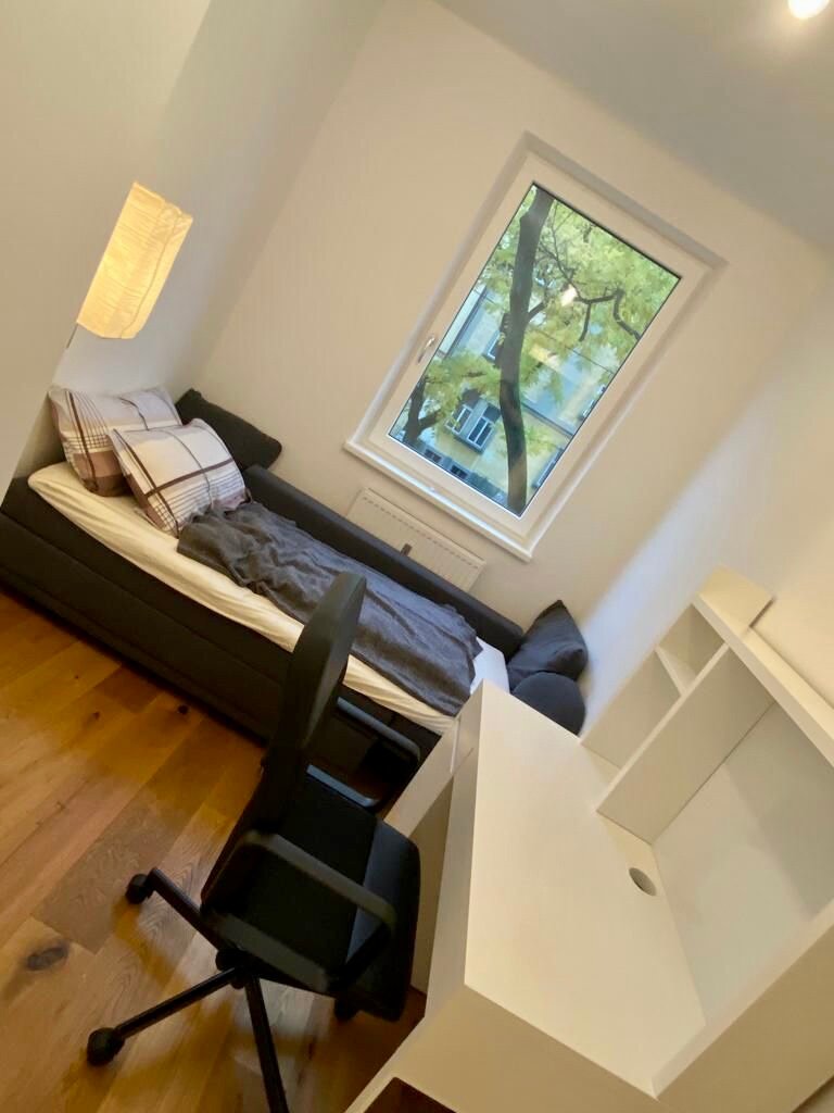 (Achtung: Statt der Schlafcouch steht seit Oktober 2024 ein Bett mit ausziehbaren Schubladen darin.)