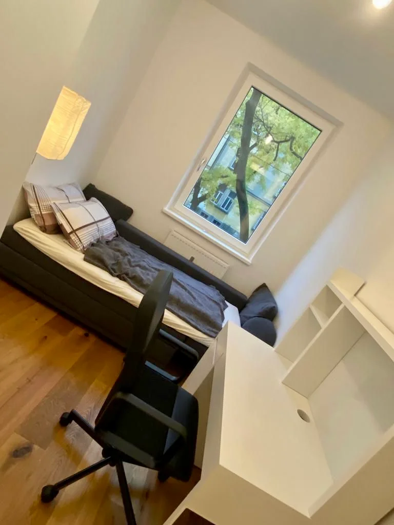 (Achtung: Statt der Schlafcouch steht seit Oktober 2024 ein Bett mit ausziehbaren Schubladen darin.)