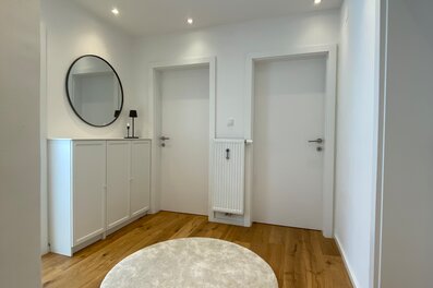 Vorraum der lichtdurchfluteten Wohnung