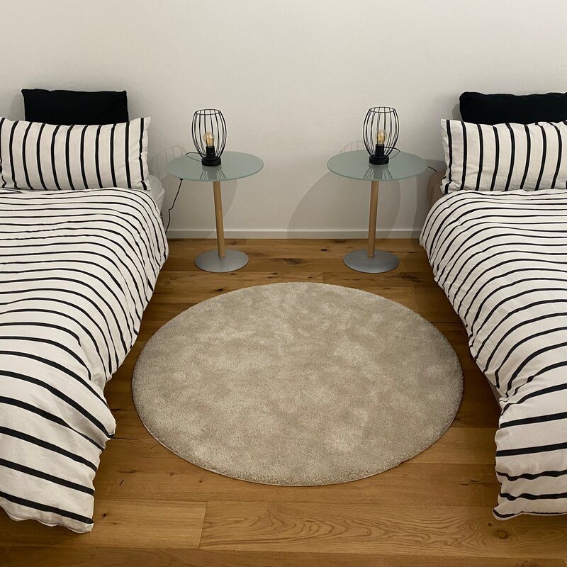 Achtung: Bild ist nicht aktuell, im Raum befindet sich ein großes IKEA-Doppelbett (neu gekauft im August 2025).