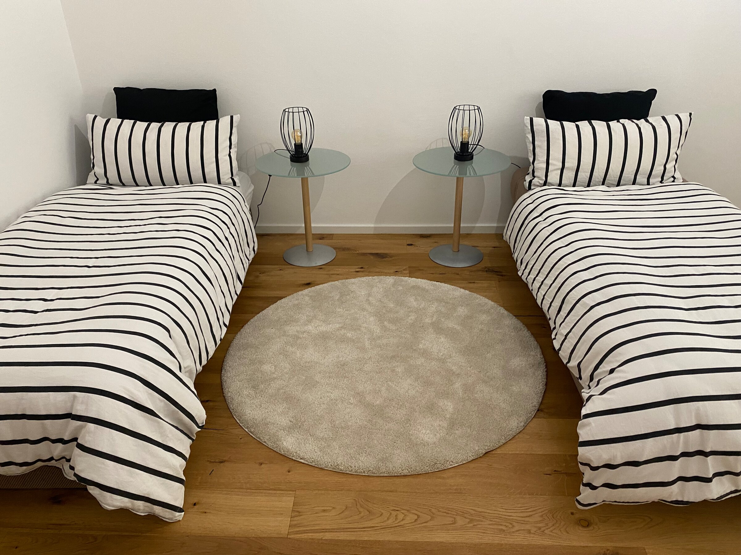 Achtung: Bild ist nicht aktuell, im Raum befindet sich ein großes IKEA-Doppelbett (neu gekauft im August 2025).