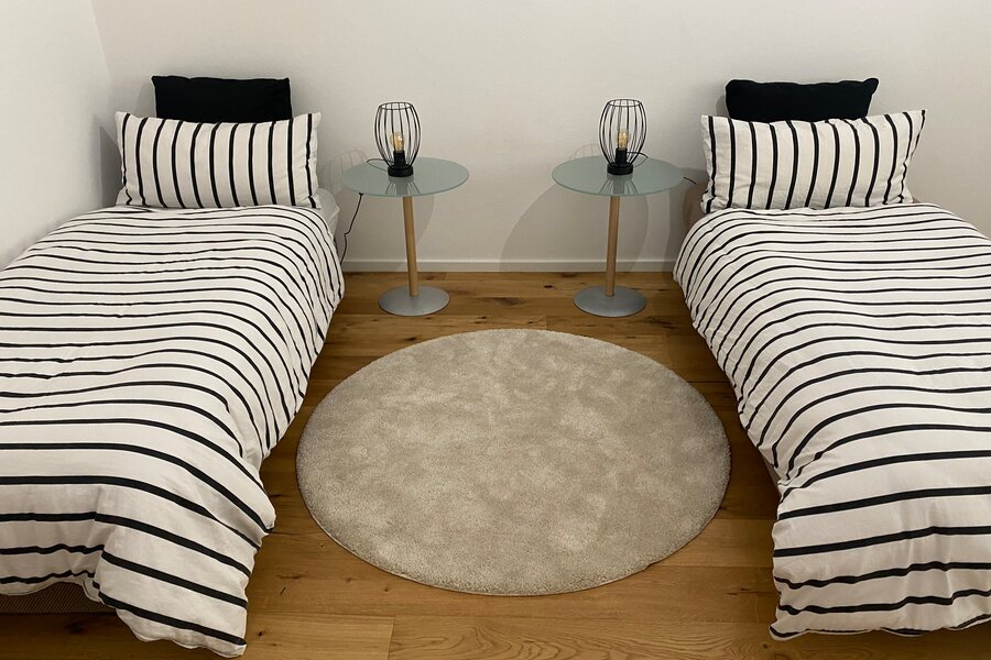 Achtung: Bild ist nicht aktuell, im Raum befindet sich ein großes IKEA-Doppelbett (neu gekauft im August 2025).