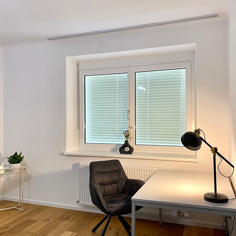 Achtung: Vorhänge wurden erst nach der Bildaufnahme angebracht.