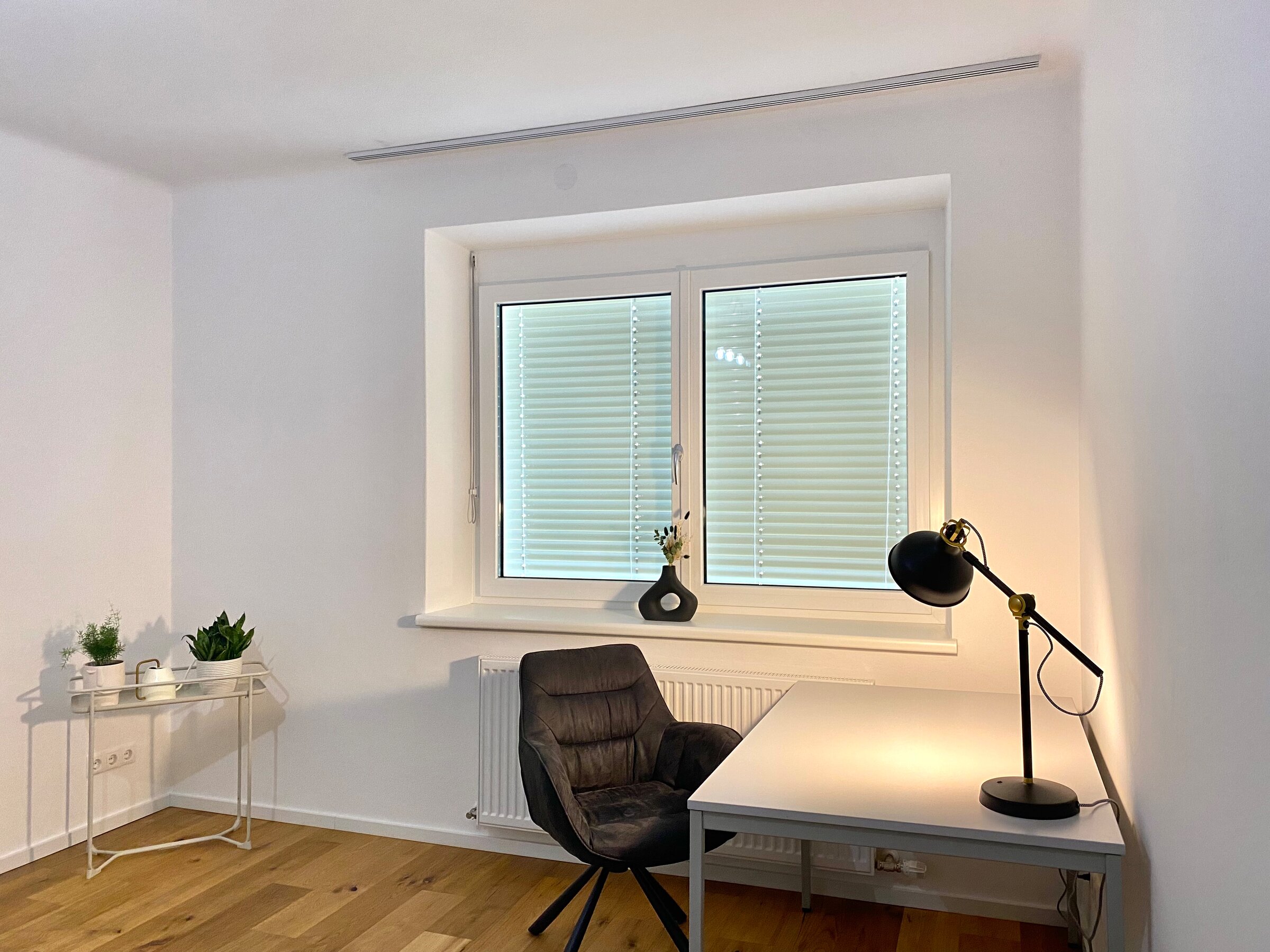 Achtung: Vorhänge wurden erst nach der Bildaufnahme angebracht.