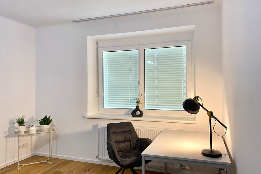 Achtung: Vorhänge wurden erst nach der Bildaufnahme angebracht.