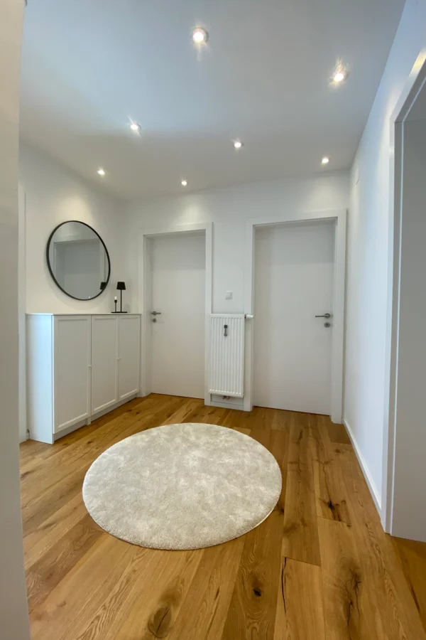 großer lichtdurchfluteter Vorraum