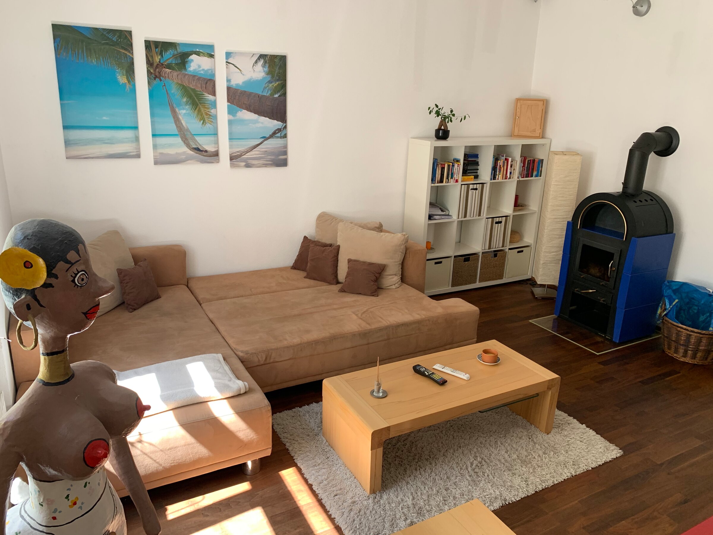Helles Wohnzimmer mit Kamin & Couch – 3-Zimmer Wohnung zur Kurzzeitmiete, Wohnen auf Zeit 1 bis 6 Monate, Innsbruck