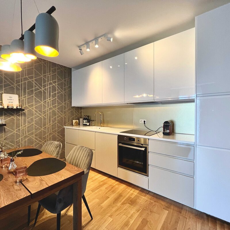 Moderne Küche mit der notwendigen Grundausstattung