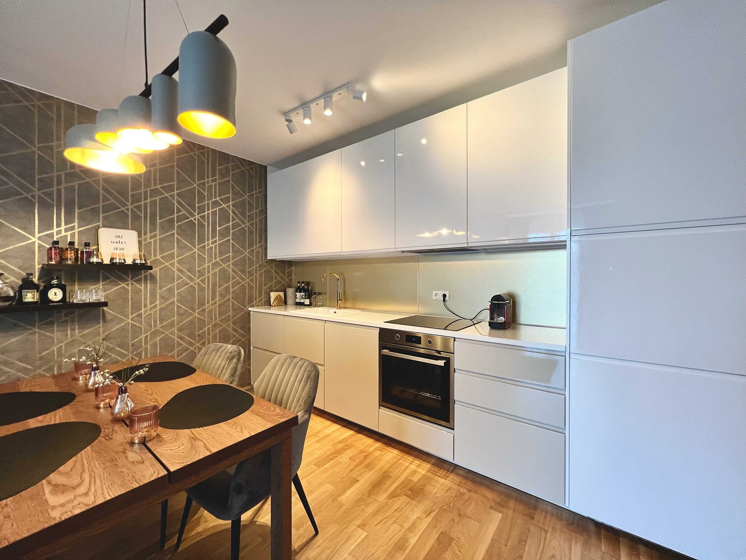 Moderne Küche mit der notwendigen Grundausstattung