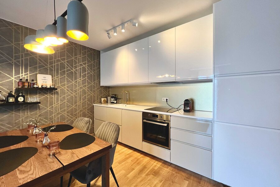 Moderne Küche mit der notwendigen Grundausstattung