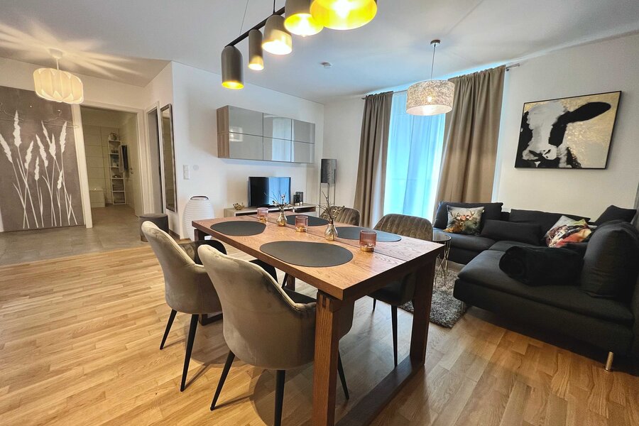 Wohnzimmerverbau mit TV, W-Lan, Radio