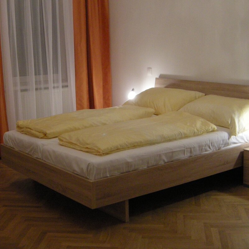Helles Schlafzimmer mit Doppelbett & Parkettboden – 1-Zimmer Apartment zur Kurzzeitmiete, Wohnen auf Zeit 1 bis 6 Monate, Wien