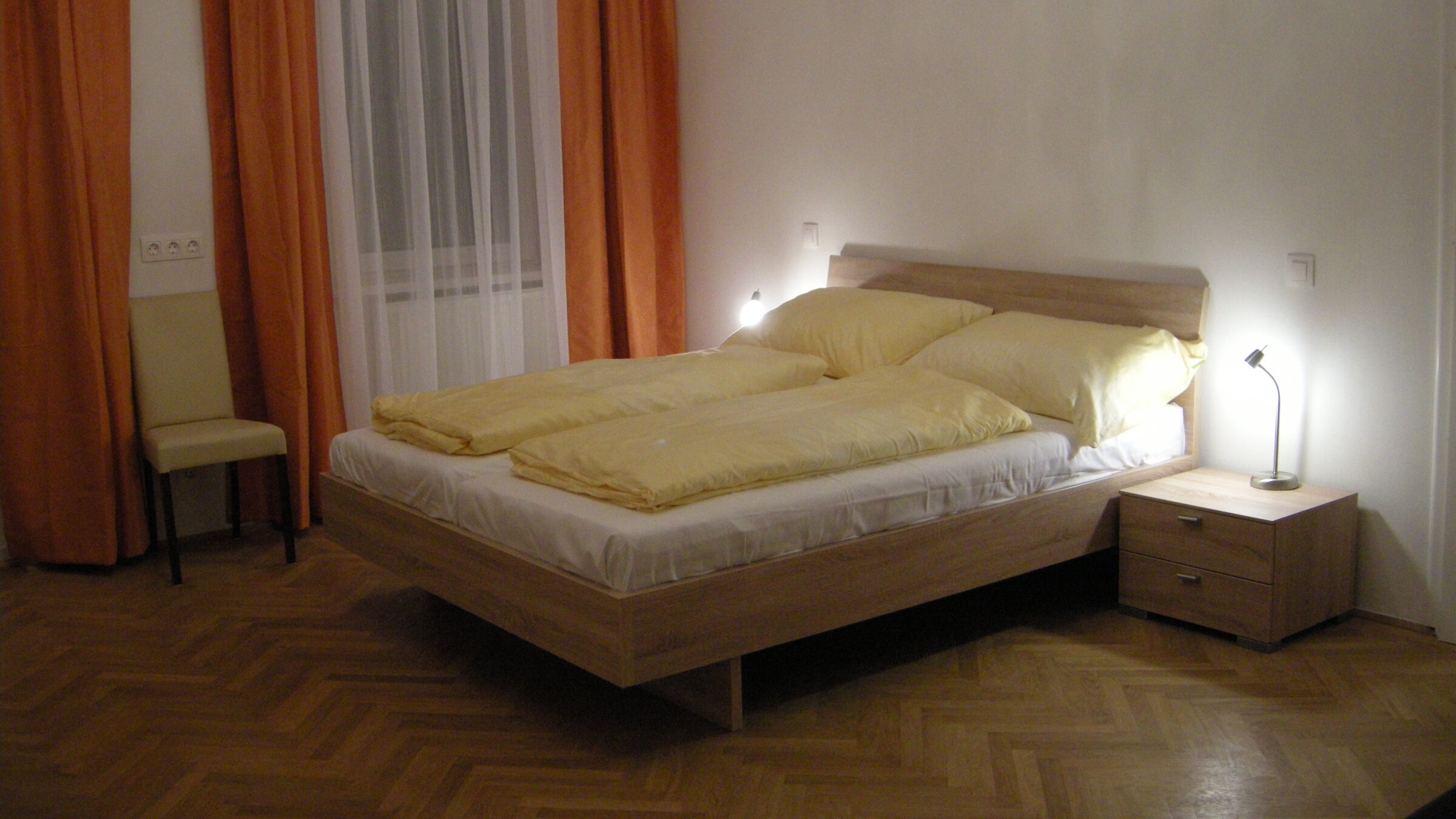 Helles Schlafzimmer mit Doppelbett & Parkettboden – 1-Zimmer Apartment zur Kurzzeitmiete, Wohnen auf Zeit 1 bis 6 Monate, Wien