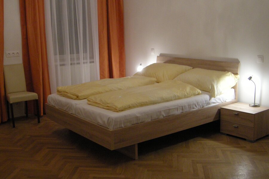 Helles Schlafzimmer mit Doppelbett & Parkettboden – 1-Zimmer Apartment zur Kurzzeitmiete, Wohnen auf Zeit 1 bis 6 Monate, Wien