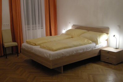 Helles Schlafzimmer mit Doppelbett & Parkettboden – 1-Zimmer Apartment zur Kurzzeitmiete, Wohnen auf Zeit 1 bis 6 Monate, Wien
