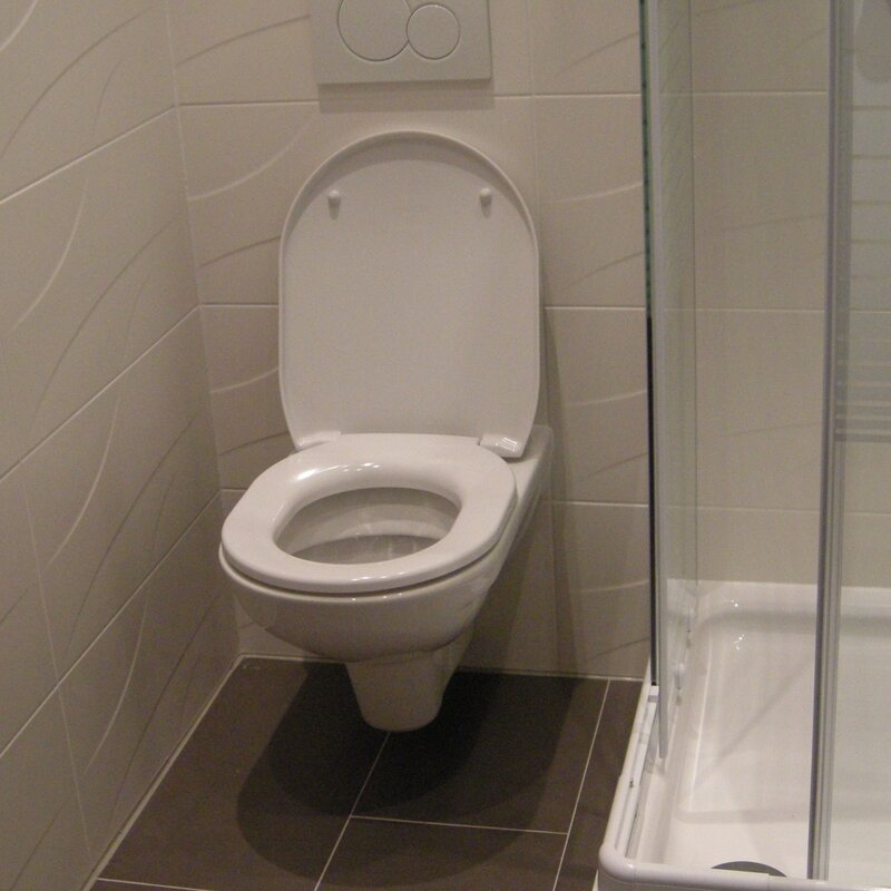 Mit Dusche (80 x 80 cm), Klo und Waschbecken, Handtuchheizung