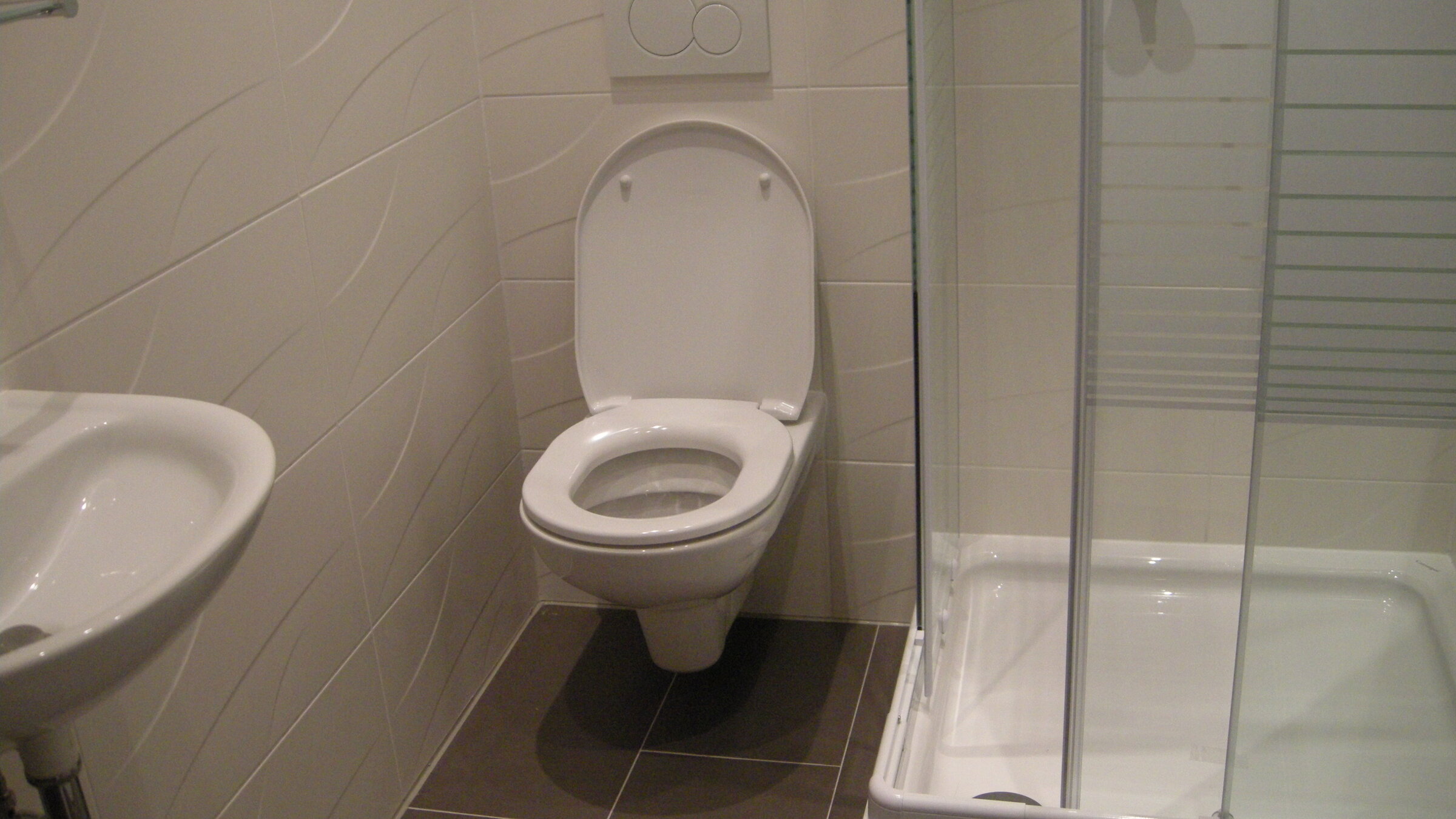 Mit Dusche (80 x 80 cm), Klo und Waschbecken, Handtuchheizung