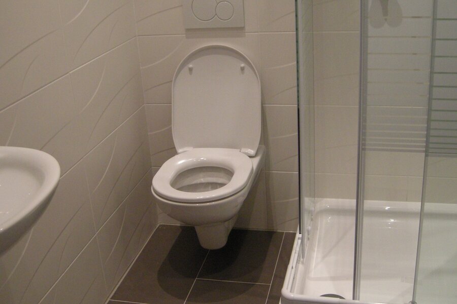 Mit Dusche (80 x 80 cm), Klo und Waschbecken, Handtuchheizung