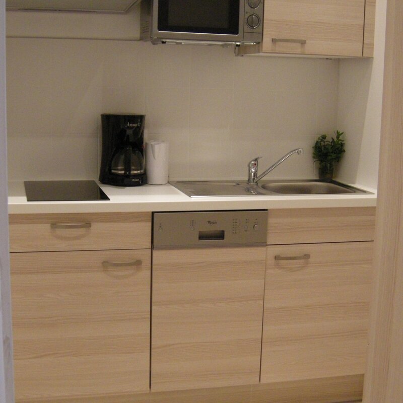 Mit 2-Platten Herd, Mikrowelle, Kühlschrank, Geschirrspüler, Kaffeemaschine 