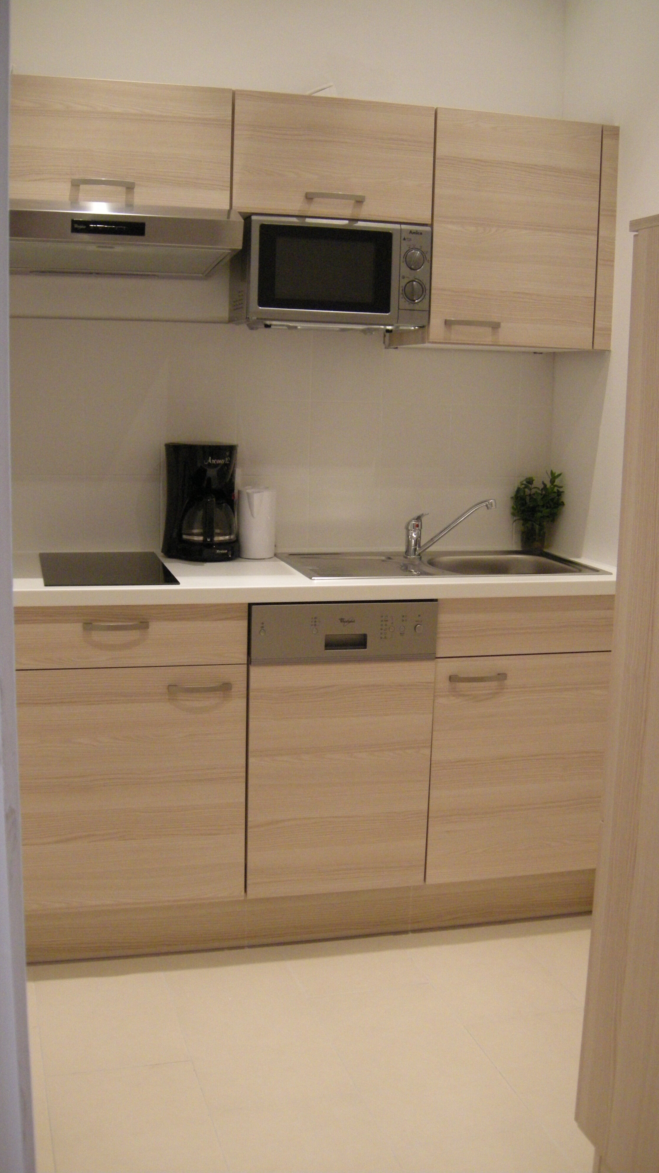 Mit 2-Platten Herd, Mikrowelle, Kühlschrank, Geschirrspüler, Kaffeemaschine 