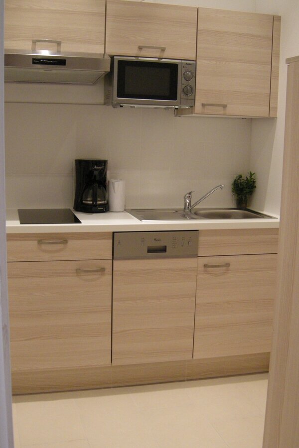 Mit 2-Platten Herd, Mikrowelle, Kühlschrank, Geschirrspüler, Kaffeemaschine 