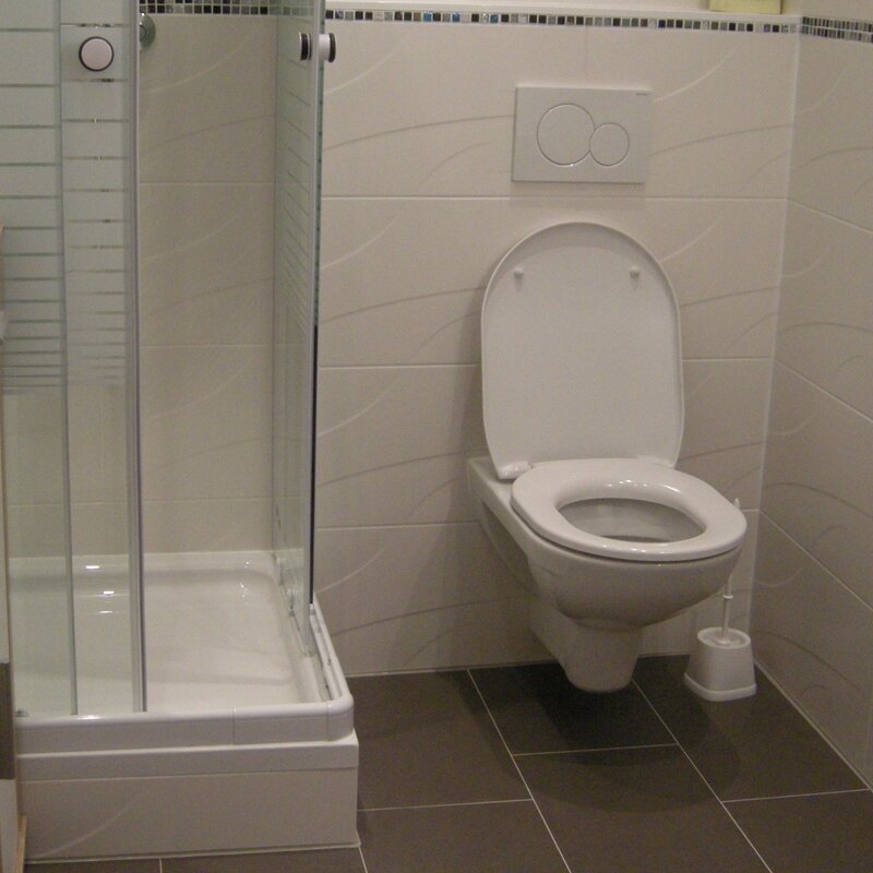 Mit Dusche (80 x 80 cm), Klo und Waschbecken, Handtuchheizung