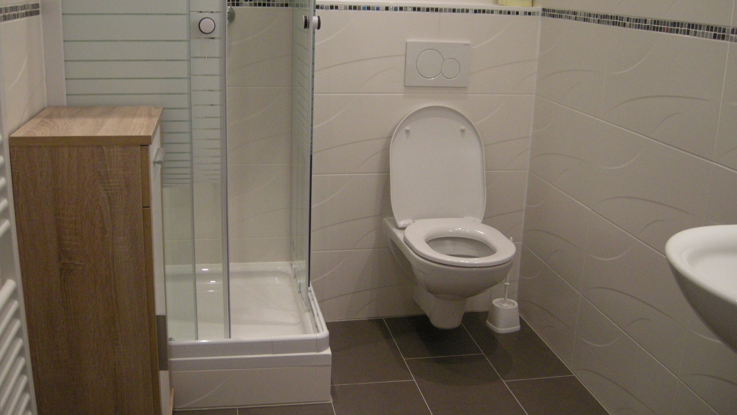 Mit Dusche (80 x 80 cm), Klo und Waschbecken, Handtuchheizung