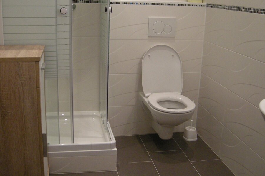 Mit Dusche (80 x 80 cm), Klo und Waschbecken, Handtuchheizung