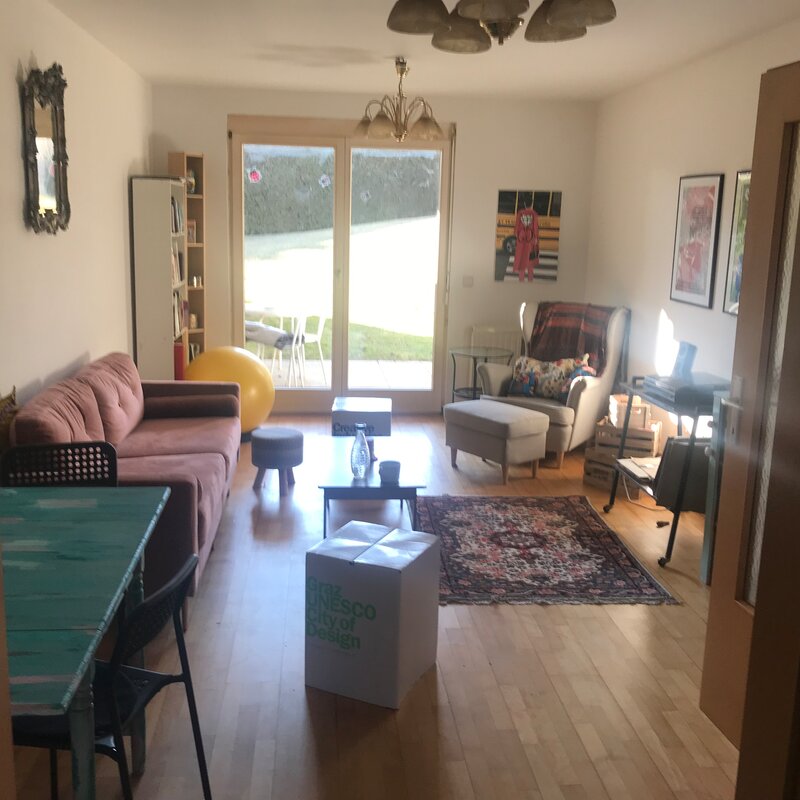 Schönes möbliertes Wohnzimmer mit moderner Kunst