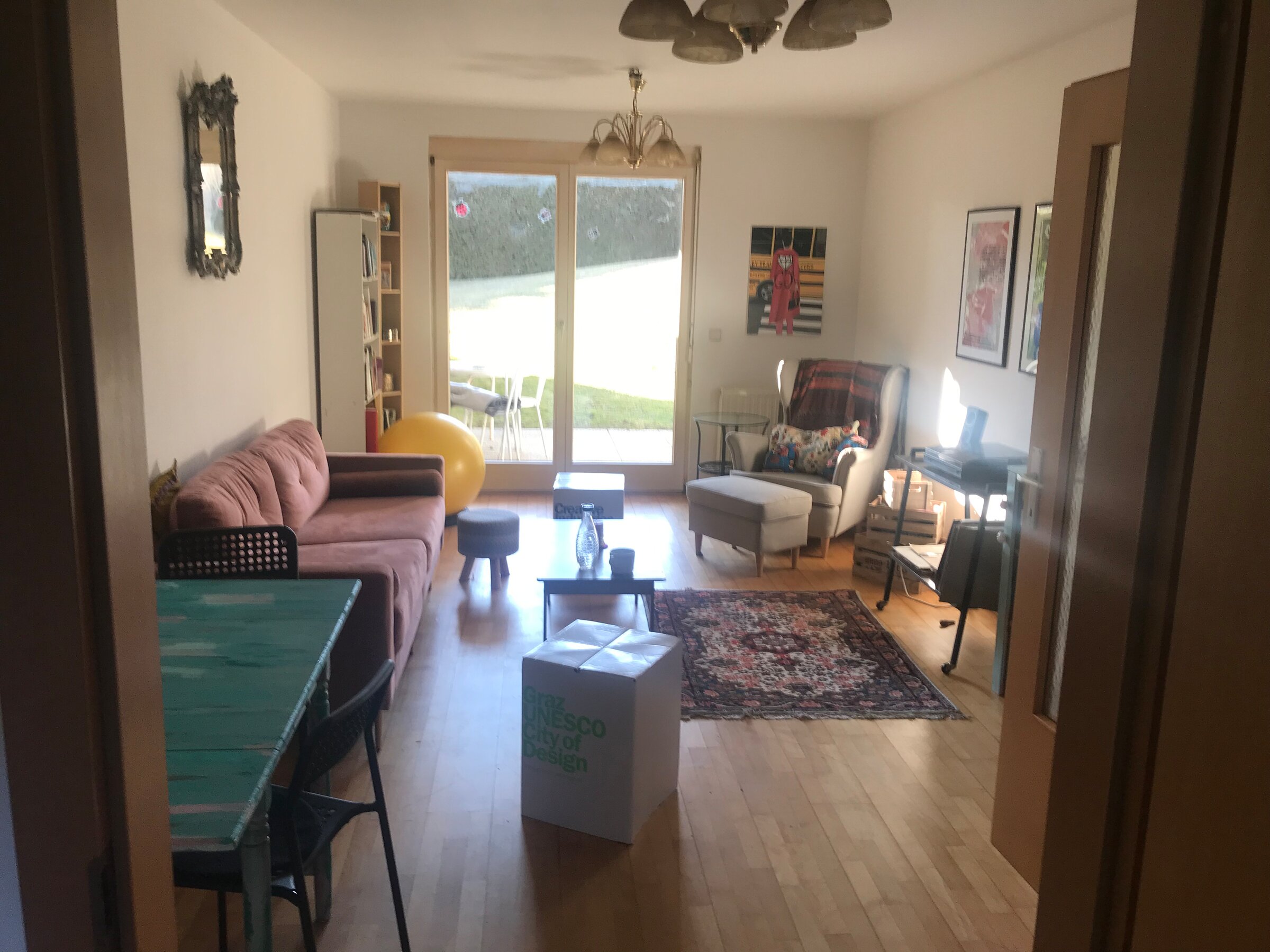 Schönes möbliertes Wohnzimmer mit moderner Kunst