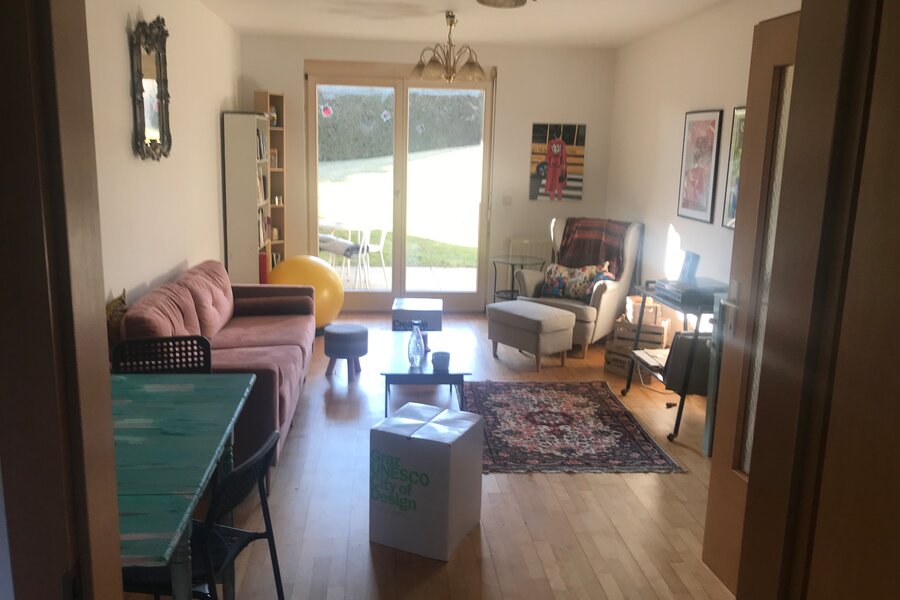 Schönes möbliertes Wohnzimmer mit moderner Kunst