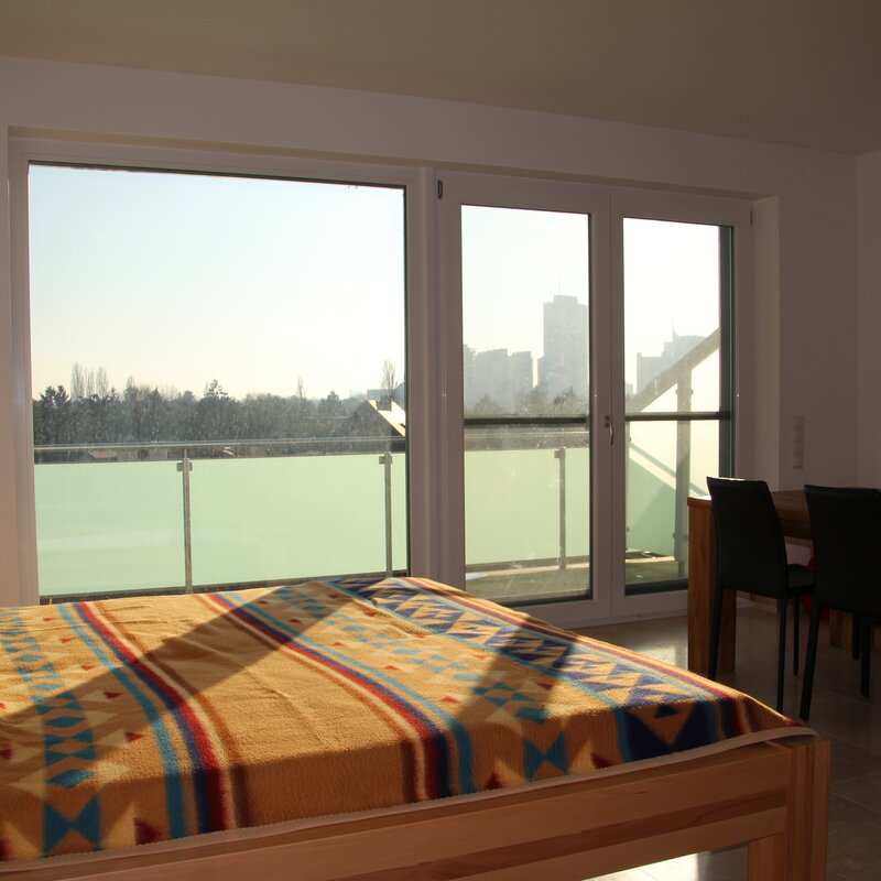 Schlafzimmer mit großen Esstisch