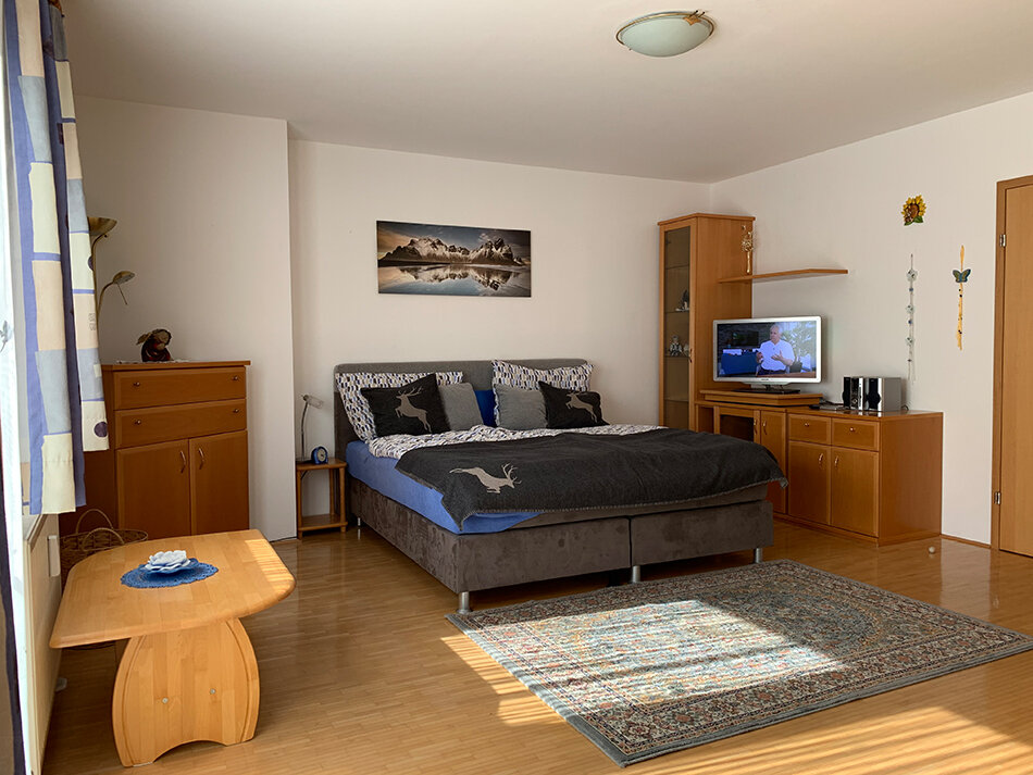 Furnished studio apartment with double bed & TV – short-term rental Innsbruck, temporary housing for 1 to 6 months