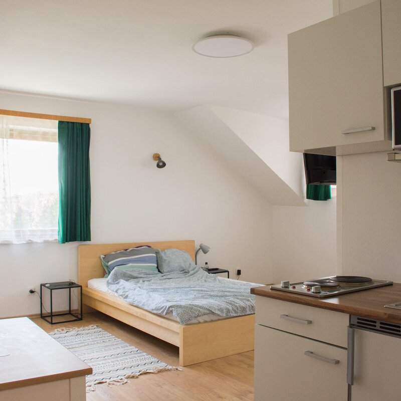 Helles Zimmer mit Bett & Küchenzeile – möbliertes Zimmer zur Kurzzeitmiete & Wohnen auf Zeit für 1 bis 6 Monate in St. Georgen