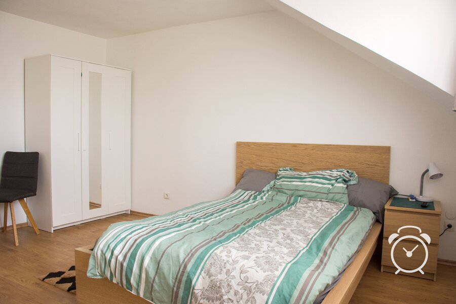 Bright room with double bed & wardrobe – short-term rental & temporary housing for 1 to 6 months in St. Georgen