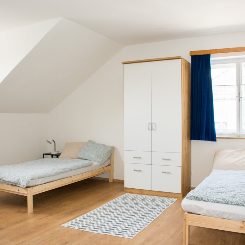 Helles Zweibettzimmer im Gästehaus – Kurzzeitmiete & Wohnen auf Zeit für 1 bis 6 Monate in St. Georgen