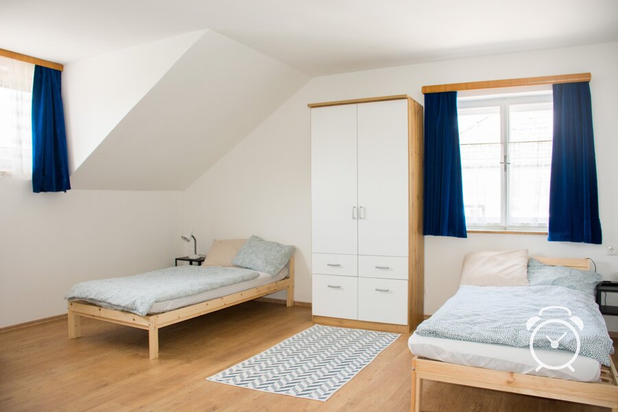 Helles Zweibettzimmer im Gästehaus – Kurzzeitmiete & Wohnen auf Zeit für 1 bis 6 Monate in St. Georgen