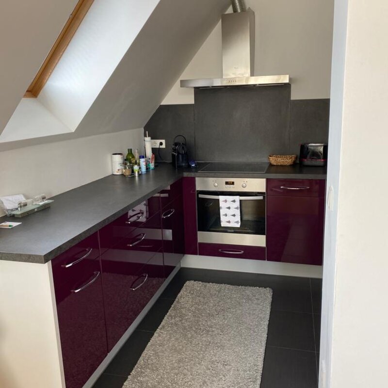 Küche mit Geschirrspüler 