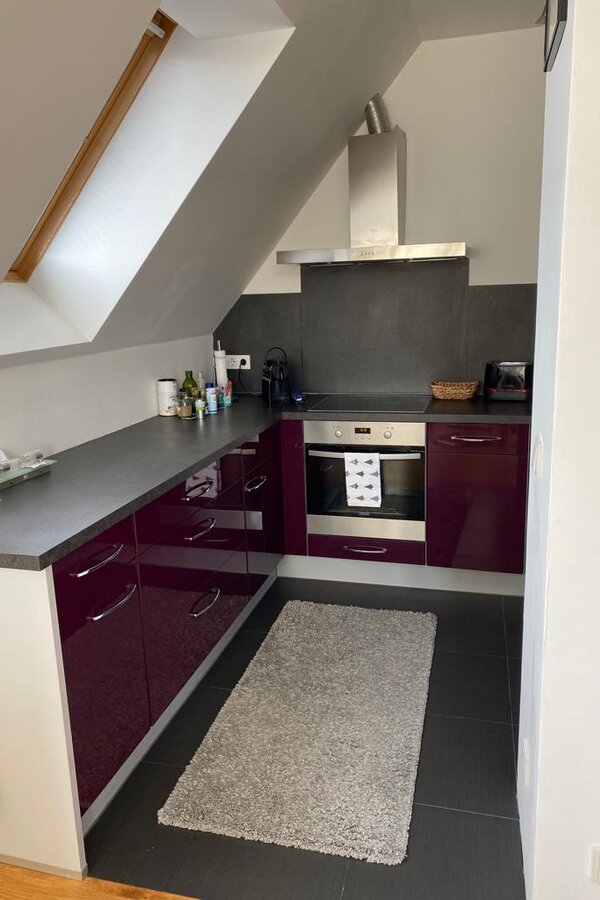 Küche mit Geschirrspüler 