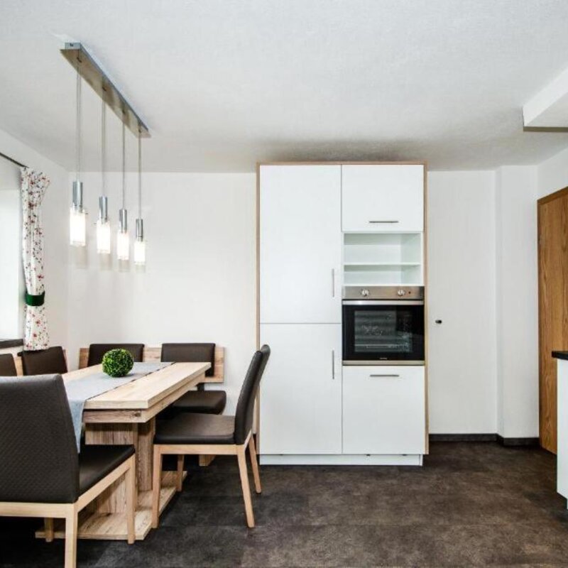 Helle Wohnküche mit Essbereich – Apartment Kurzzeitmiete & Wohnen auf Zeit für 1 bis 6 Monate in Mittersill