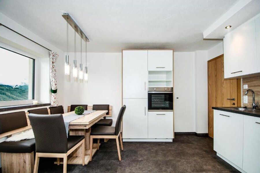 Helle Wohnküche mit Essbereich – Apartment Kurzzeitmiete & Wohnen auf Zeit für 1 bis 6 Monate in Mittersill