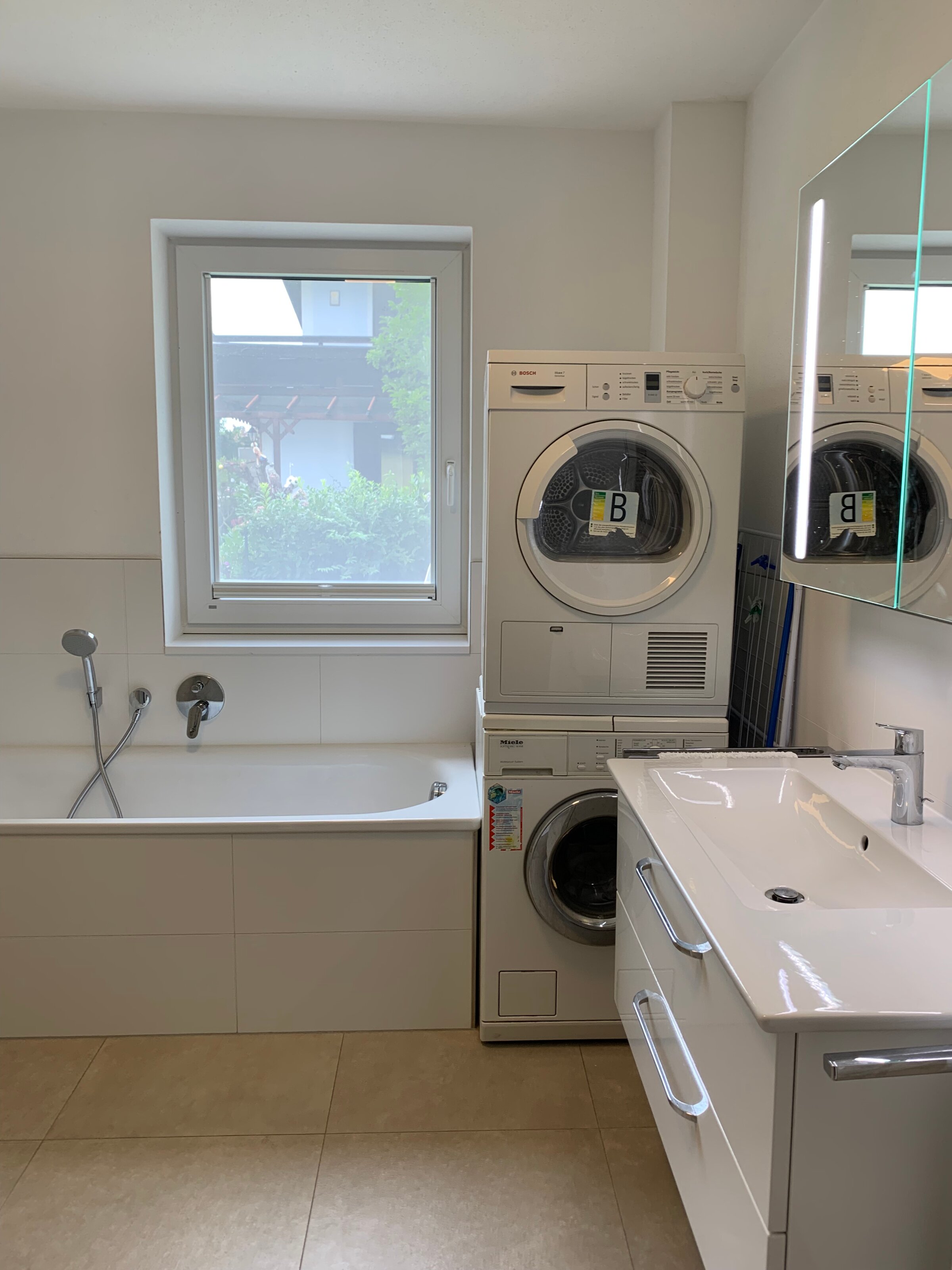 Badezimer mit Dusche und Badewanne