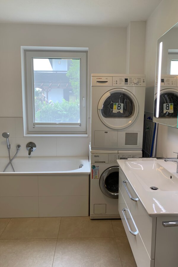 Badezimer mit Dusche und Badewanne