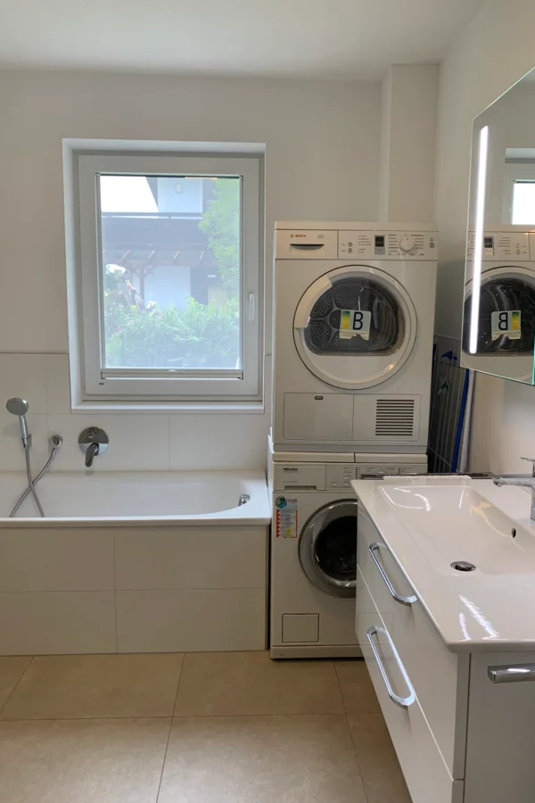 Badezimer mit Dusche und Badewanne